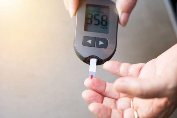كيفية استخدام جهاز قياس نسبة السكر في الدم وخصائص جهاز قياس نسبة السكر في الدم