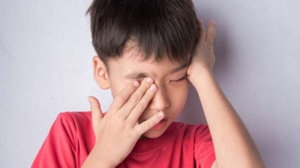 سبب تغميض العين عند الأطفال موقع زيادة
